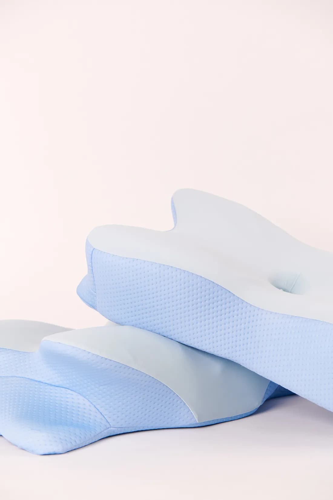 Side profile of the pillow showing its ergonomic height and curve
