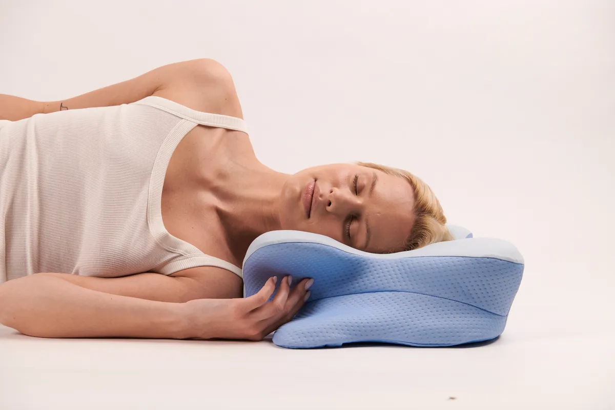 A woman sleeping comfortably on her back on the pillow